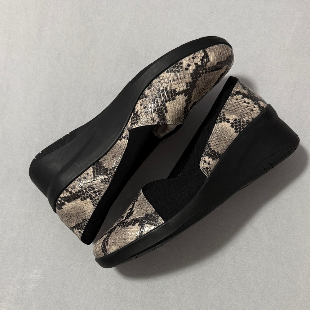 Clarks Black and Grey Snake Print Wedge Loafers New/No Box Size 8.5 - Picture 4 of 7